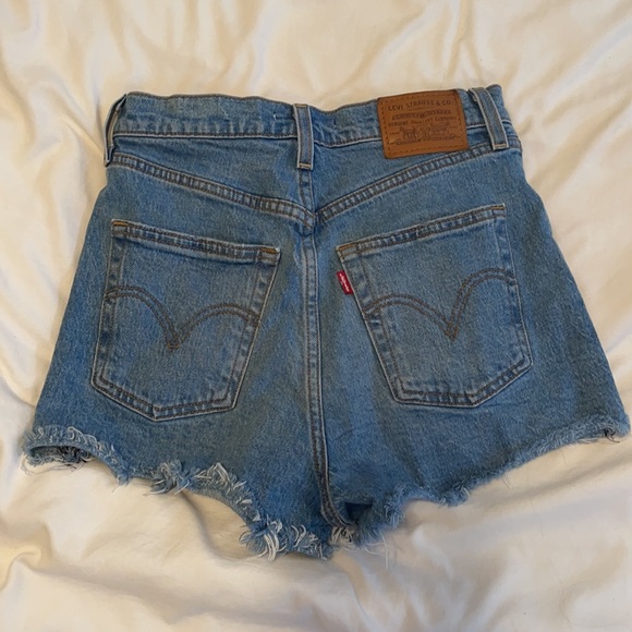 Levi’s Ribcage Shorts - Picture 2 of 4